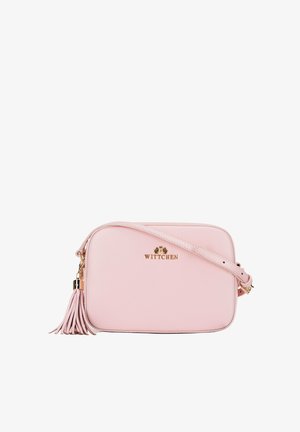 Bolso bandolera de cuero rosa con herrajes en tono dorado, un accesorio con borla y una forma rectangular; cuenta con un logotipo de la marca en el frente.