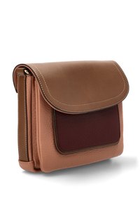 Bolso de hombro de cuero en tonos marrón y burdeos, con cierre de solapa, texturas de cuero contrastantes y detalle de costura. Forma cuadrada compacto.