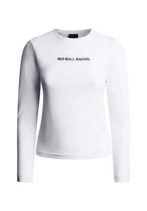Biela priliehavá košeľa s dlhým rukávom s textom „RED BULL RACING“ umiestneným v strede na hrudi v čiernych veľkých písmenách.
