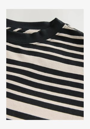 Zwart-wit gestreept katoenen T-shirt met een ronde hals, korte mouwen en een zachte textuur met gelijkmatige horizontale patronen.