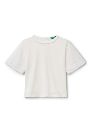Top blanco de manga corta con mangas de encaje, cuello redondo con borde en pico y cierre de botones en la espalda, de United Colors of Benetton.