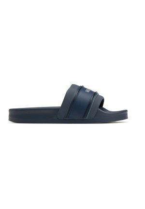 Sandale en caoutchouc bleu avec deux larges bandes à rayures horizontales. Le design est plat avec une semelle intérieure texturée et un bout ouvert.