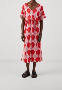 Robe midi rouge à motifs feuilles avec un col en V, des manches courtes, une taille à cordon et une silhouette fluide, fabriquée en tissu léger.