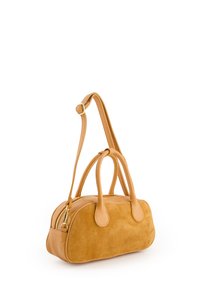 Handtasche aus Leder und Wildleder in warmem Tan, mit zwei Griffen, einem Schultergurt und einem goldenen Reißverschluss, der abgerundet geformt und weich in der Textur ist.