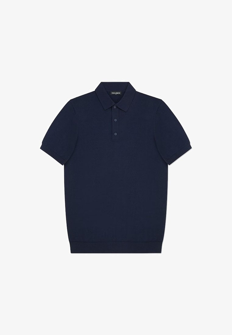 Granatowa koszulka polo z krótkim rękawem, z kołnierzykiem, czterema guzikami oraz teksturowanym materiałem. Dołem wykończona ściągaczem.
