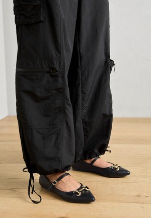 Ballerine con cinturino - black