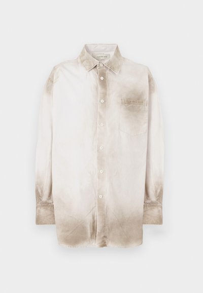 Knop-shirt van zacht, vervaagd beige stof met een subtiele ombre-effect, met een kraag en een enkele borstzak aan de linkerkant.