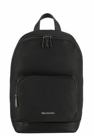 Schwarzer Nylon-Rucksack mit zwei Reißverschlussfächern, einem Tragegriff oben und einem strukturierten schwarzen Boden. Mit silberfarbener Hardware und Logodetail.