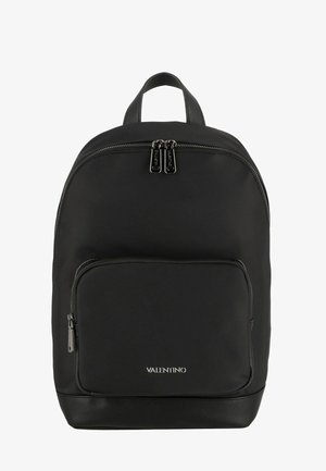 Sac à dos en nylon noir avec deux compartiments zippés, une poignée supérieure et un fond texturé noir. Présente des accessoires en métal argenté et un détail de logo.