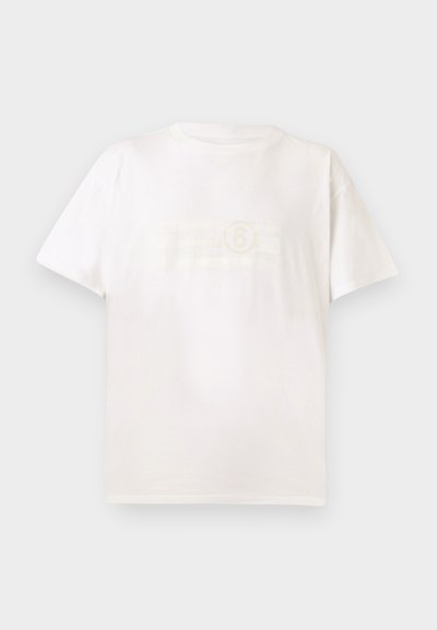 Λευκό βαμβακερό T-shirt με κοντά μανίκια, που διαθέτει διακριτικό γραφικό σχέδιο και στρογγυλή λαιμόκοψη. Λείο ύφασμα, άνετη εφαρμογή.