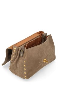 Borsa a tracolla in pelle marrone con borchie dorate lungo i lati, scomparto con cerniera e un interno beige che presenta tasche aggiuntive.