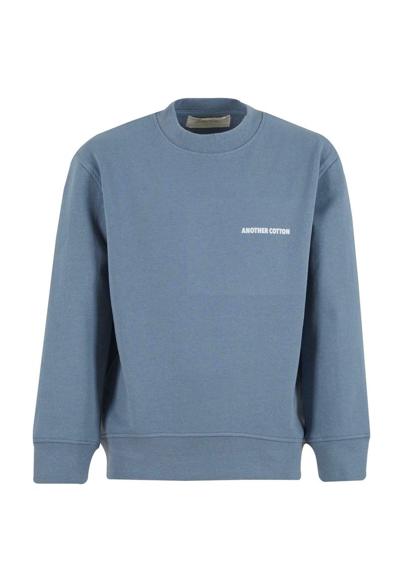 Sudadera de algodón azul con un cuello redondo, mangas largas y un pequeño logo blanco "ANOTHER COTTON" en la parte delantera. Textura suave.