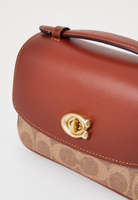 COACH SIGNATURE CASSIE CROSSBODY - Umhängetasche - tan rust