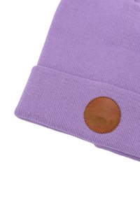 Fioletowa dziana czapka beanie z podwiniętym mankietem i brązową skórzaną łatą z wytłoczonymi detalami. Miękka tekstura i gęsty splot.