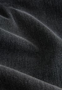 Dunkler, strukturierter Stoff mit einem dezenten Webmuster, der eine weiche, leicht raue Oberfläche und eine tiefgraue Farbe aufweist.