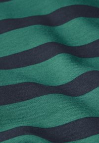 Tessuto rigato con linee ondulate alternate in verde scuro e blu navy, con una superficie morbida e texturizzata. Adatto per un abbigliamento casual.