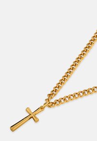 Colar de corrente em ouro com um pendente de cruz liso e polido. A corrente possui elos interligados, refletindo a luz com um acabamento brilhante.