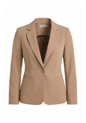 Blazer beige sur mesure pour femmes avec fermeture à un bouton, revers crantés, manches longues et deux poches passepoilées à l'avant, présenté sur fond blanc.