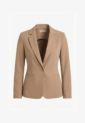 Blazer beige a medida para mujer con cierre de un solo botón, solapas con muesca, mangas largas y dos bolsillos frontales de ojal, presentado sobre fondo blanco.