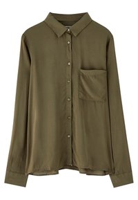 Chemise à manches longues vert olive en tissu lisse avec fermeture boutonnée sur le devant, col et poche poitrine unique. Présente un ourlet incurvé.