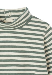 Gestreiftes Rollkragenoberteil mit grünen und cremefarbenen horizontalen Streifen, aus weichem Material und mit einem Knopfverschluss am Kragen für ein einfaches An- und Ausziehen.