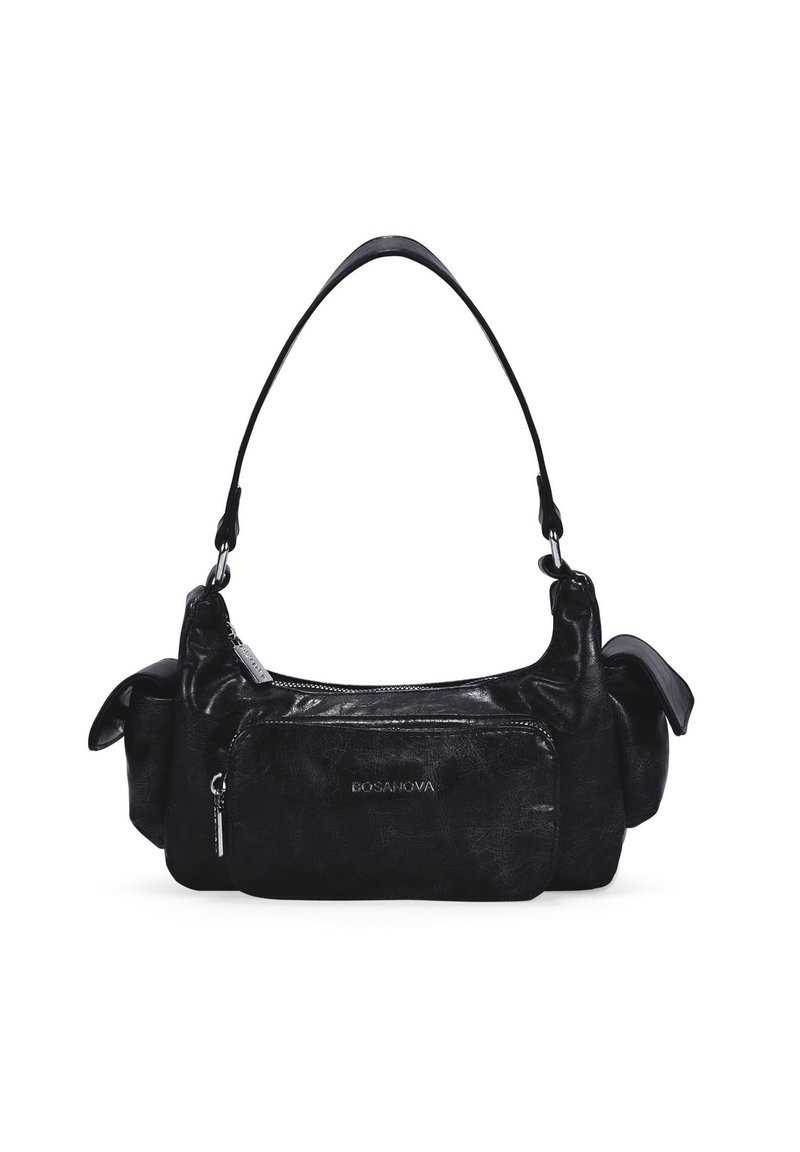 Bolso de piel sintética negra con una correa para el hombro, bolsillo frontal con cremallera, textura suave y bordes redondeados. Presenta detalles metálicos y logotipos.