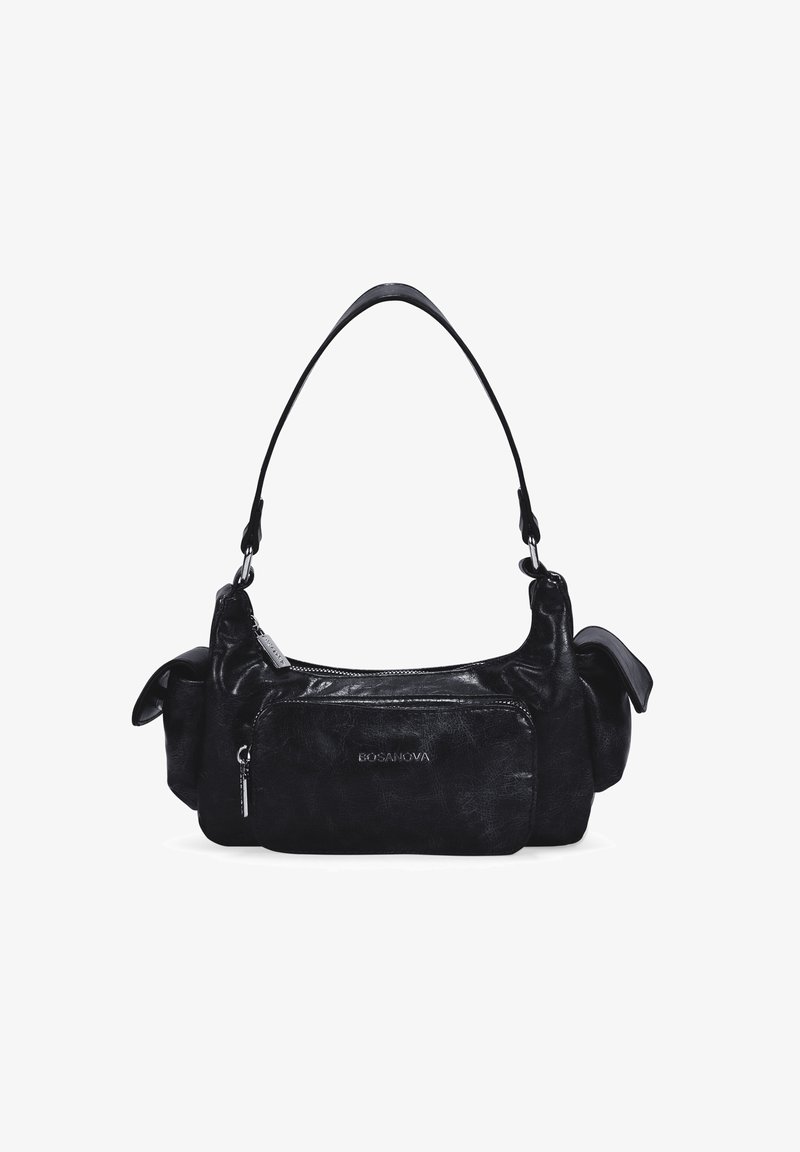 Bolso de piel sintética negra con una correa para el hombro, bolsillo frontal con cremallera, textura suave y bordes redondeados. Presenta detalles metálicos y logotipos.