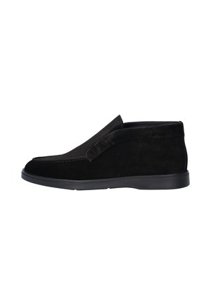 Zwarte suède heren slip-on enkellaars met vlakke rubberen zool en lage hak, zijaanzicht op witte achtergrond.