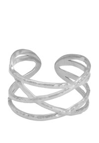 Bracciale a manica in argento con bande intrecciate, caratterizzato da una finitura martellata e un design aperto per la regolazione della taglia.