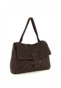 Borsa a tracolla in pelle marrone con un motivo texturizzato, chiusura a patta e una larga tracolla. Presenta cuciture in contrasto e un accento rettangolare.
