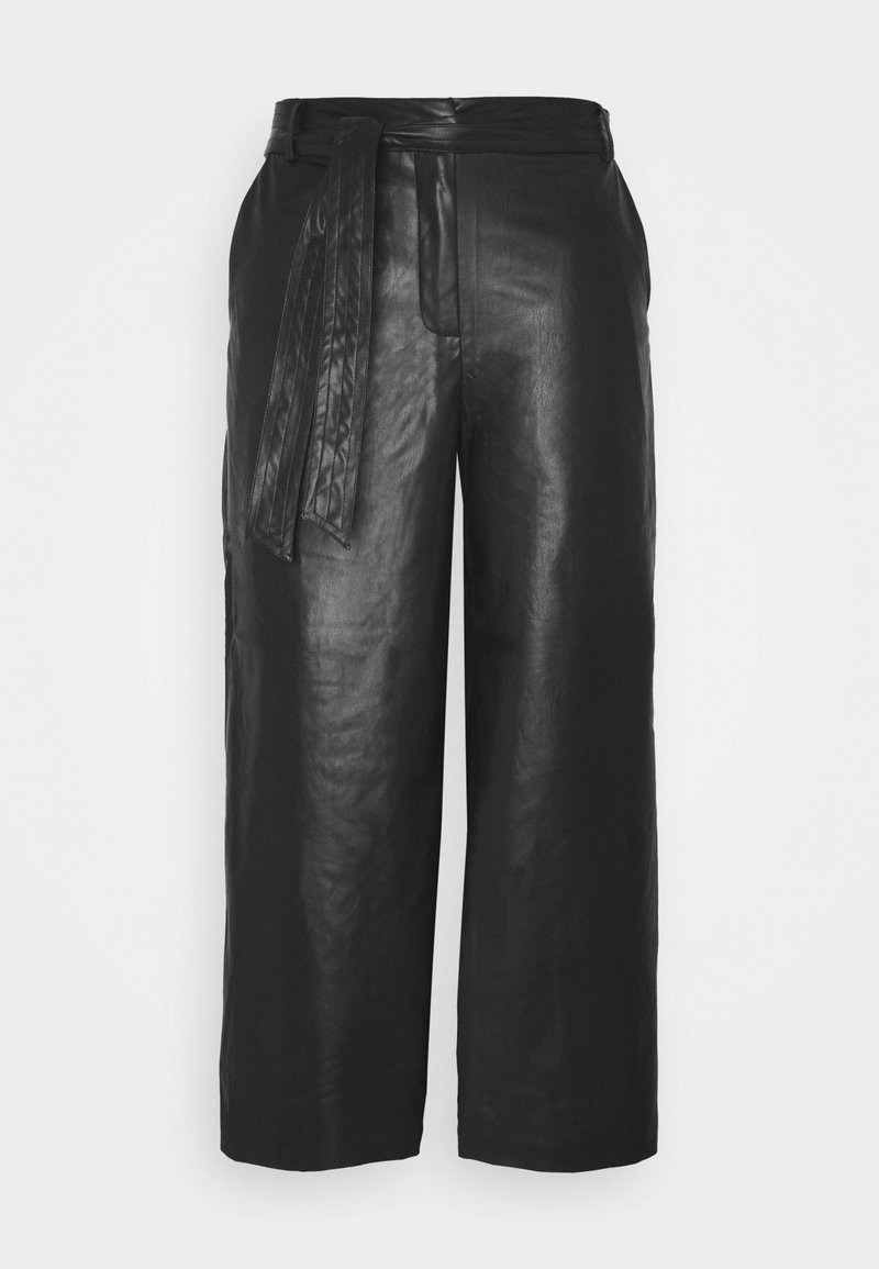 Pantalon large taille haute en simili cuir noir avec une ceinture assortie nouée à la taille sur un fond uni.