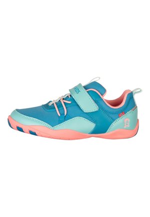 Blauer und pinker Kindersneaker mit Klettverschluss, elastischen Schnürsenkeln und norwegischem Flaggenmotiv an der Seite.