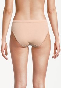 Mutande in cotone beige con un design a tinta unita, caratterizzate da bordi lisci e cuciture minime per un comfort ottimale e un aspetto senza soluzione di continuità.