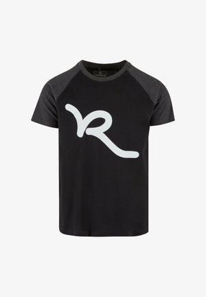 Musta lühikeste varrukatega T-särk hallide raglan-varrukatega, mille esiküljel on suur valge stiliseeritud "VR" logo. Sile kangast tekstuur.