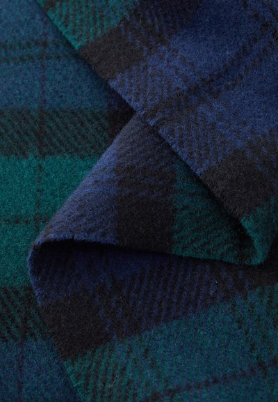 Tecido de mistura de lã com um padrão quadriculado em verde escuro, azul marinho e preto, com uma textura suave e costuras visíveis.