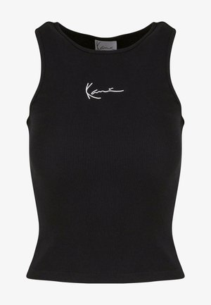 Must tumes, mille tehnilise disainiga, ringkaelusega ja valge tikandiga logoga rinnal. Sile tekstuur.