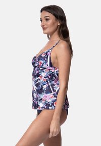 Top da bagno floreale in blu navy con motivi colorati, spalline regolabili e silhouette fluida. Abbinato a semplici slip da bikini.