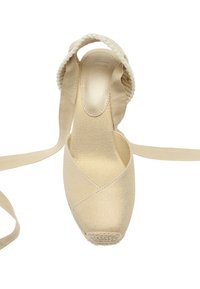 Beżowe espadryle z teksturowanej tkaniny, z krzyżującym się wzorem i plecionym paskiem. Rękawki z wstążek są przyczepione do kostki, aby zapewnić pewne dopasowanie.