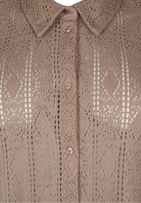 Koszula z dzianiny koronkowej w kolorze taupe z kołnierzykiem, z zapięciem na guziki z przodu oraz misternymi wzorami w diamenty i paski.