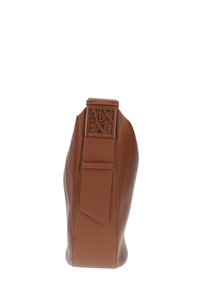 Borsa a tracolla in pelle marrone con superficie testurizzata, caratterizzata da un accento rettangolare con logo sulla tracolla e una forma curva e slanciata.