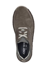 Grau Wildlederschuh mit runder Zehenform, Schnürdesign, strukturierten Stoffakzenten und einer kontrastierenden Gummisohle. Logo auf der Innensohle sichtbar.