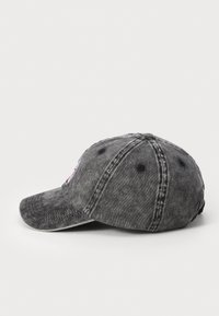 Zwarte denim honkbalpet met een gebogen klep, zes panelen en geborduurd logo-detail op de voorkant, met een verweerde textuur.