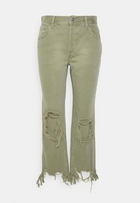 Jeans de color verde oliva desgastados con grandes agujeros rasgados en las rodillas y dobladillos deshilachados.