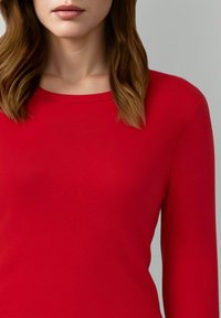 Czerwony top z długim rękawem wykonany z gładkiej tkaniny, z okrągłym dekoltem i dopasowanym krojem. Subtelna faktura dodaje atrakcyjności wizualnej.