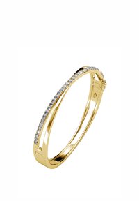 Gouden bangle armband met een gladde afwerking, voorzien van een rij kleine heldere stenen langs één rand en een veilige sluiting.