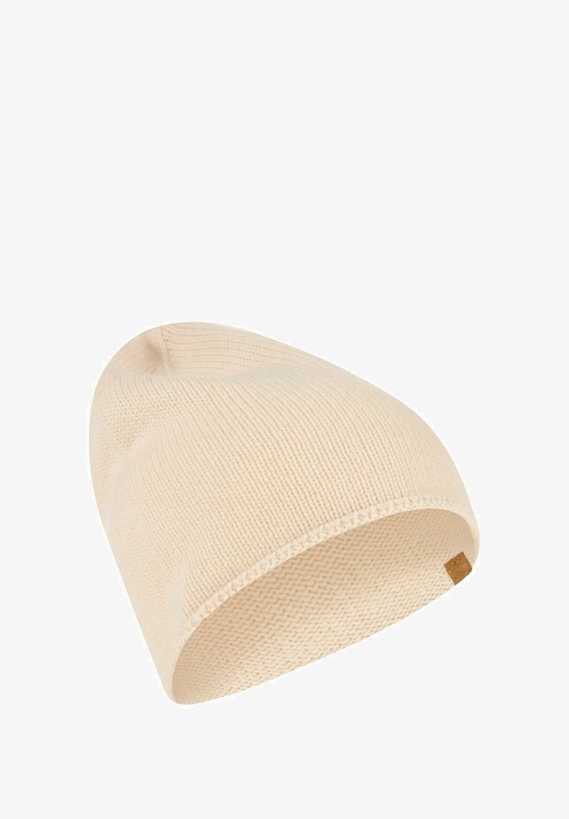 Crèmekleurige gebreide beanie met een zachte textuur, taps toelopend ontwerp en een klein bruin leren labelaccent aan de zijkant.