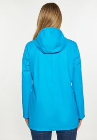 Blå vattentät jacka med huva, slät textur, figurnära design och långa ärmar, med en stilren baksida och medellång längd.