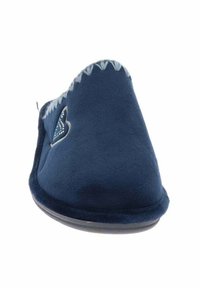 Marineblauwe fleeceslipper met een ronde neus, decoratieve stiksels en een hartvormige accentversiering bezet met rhinestones aan de zijkant.