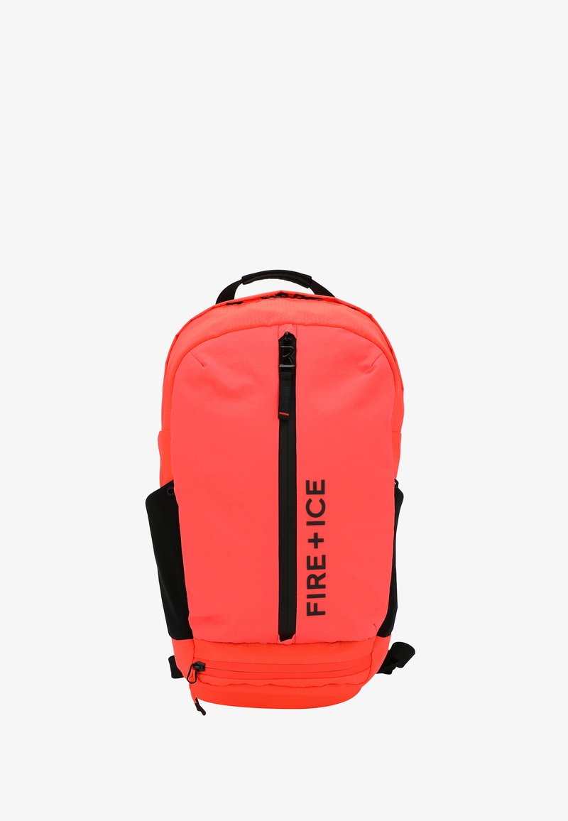 Svetlo koralni nahrbtnik s črnimi detajli, opremljen z zgornjim ročajem, dvema stranskima žepoma in zadrgo. Logotip je prikazan na sprednji strani.