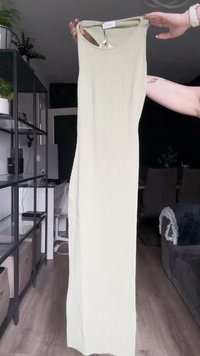 Ribbed, ilman hihoja, kokopitkä mekko vaaleanvihreänä, pyöreällä kaula-aukolla ja leikkauksella selässä. Sujuva pinta, vartalonmyötäinen muotoilu.
